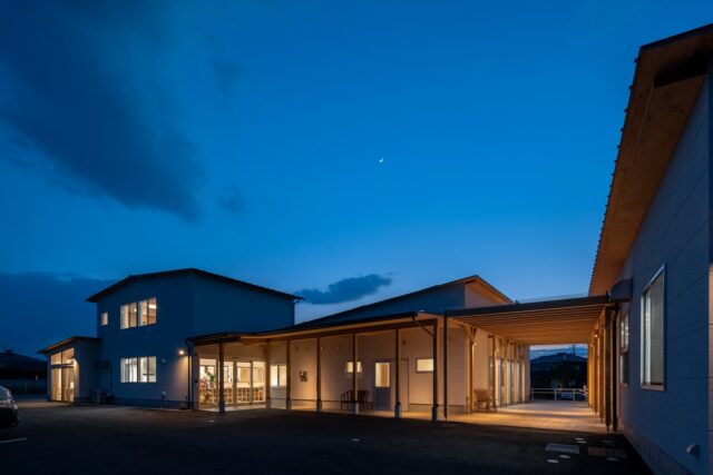 建物裏手からの様子。右端の建物が「シャイカフェ」。カフェへの移動はアベニューから続く軒下を通って。