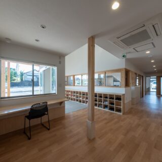 廊下はあえて曲げて、部分的に幅も変えた。こうすることで、廊下が単なる通路としての役目だけでなく、広場や「たまり」の役割も果たし、落ち着ける場も生んだ。