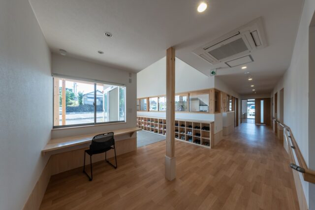 廊下はあえて曲げて、部分的に幅も変えた。こうすることで、廊下が単なる通路としての役目だけでなく、広場や「たまり」の役割も果たし、落ち着ける場も生んだ。