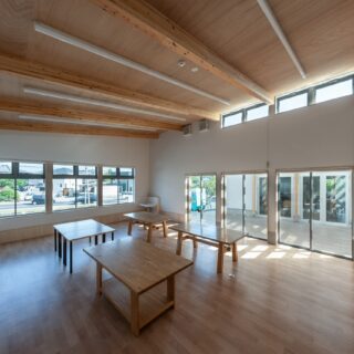 天井も高く、明るい陽も差し込む開放的な工房。木のもたらす柔らかな雰囲気の中で、集中して創作活動ができることだろう。