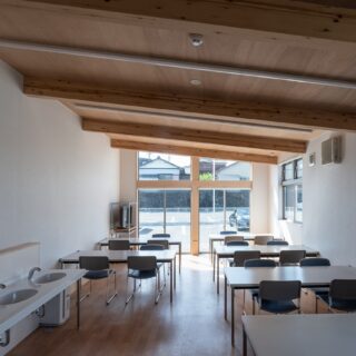 利用者が昼食をとる食堂も、木の温もりが感じられ、清潔感ある空間に仕上がった。