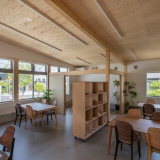 シャイカフェは、明るく木の温もりを感じられるほっこり空間。味よし、値段よし、居心地よしで、予約をしないと入れないほど人気なのだという。