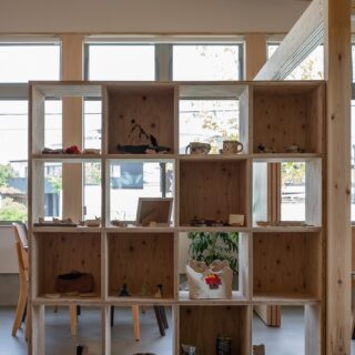 間仕切りとしても利用している可動式の格子棚には、工房で作った焼き物などの作品を展示。一部は購入可能だという。