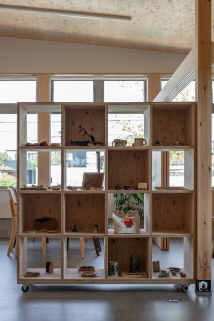 間仕切りとしても利用している可動式の格子棚には、工房で作った焼き物などの作品を展示。一部は購入可能だという。