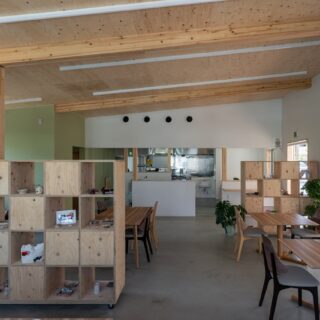 写真奥にあるキッチンは、サービスカウンターと配膳カウンター、厨房をきっちり分けたゾーニングで、衛生管理も万全に。
