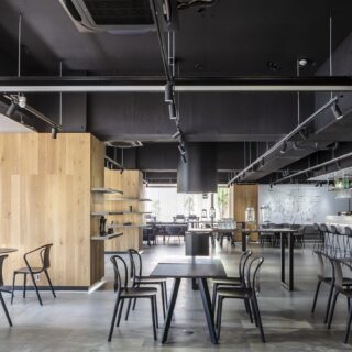 モダンな店内。シックな黒は、廣瀬家の家業が薪炭店から始まったことにちなんでいる。モルタルや天然木をバランス良く組み合わせた洗練された空間は、屋外とシームレスにつながり抜群の開放感