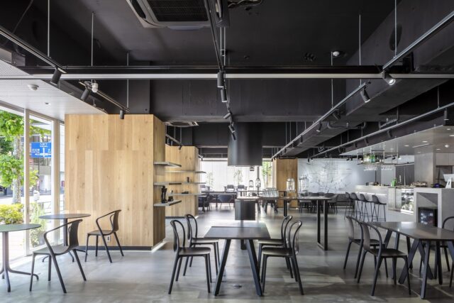 モダンな店内。シックな黒は、廣瀬家の家業が薪炭店から始まったことにちなんでいる。モルタルや天然木をバランス良く組み合わせた洗練された空間は、屋外とシームレスにつながり抜群の開放感