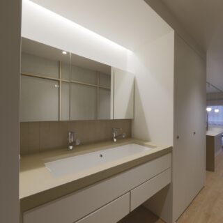 廊下に洗面を配置。「1日の動きを考えた結果、洗面が暮らしの中心となることがわかった」と池田さん