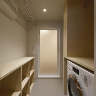 洗面脱衣室。完全室内干しにするため、洗濯乾燥機に加えて物干し竿も取り付けた