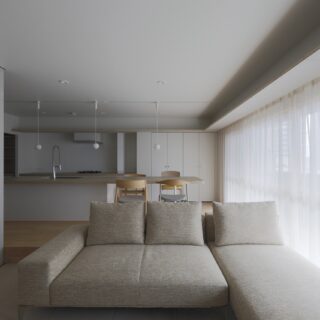 LDK。決め手のひとつとなったという壁いっぱいの開口から日差しが優しく降り注ぐ、温かな空間。画像奥、フローリングの廊下部分の下に配管を入れた。床レベルの変化により、空間が緩やかに区切られ過ごしやすい