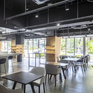 改修で、3方向がガラス張りのオープンな空間に一新。外に広がる神田の街と一体化するような感覚を味わえる