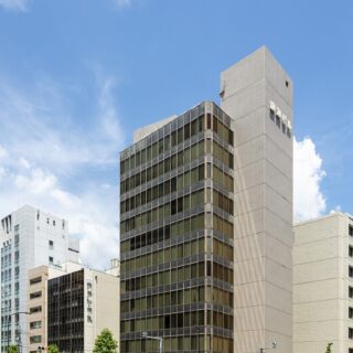 立地は神田錦町河岸の交差点角地。竹橋方面からアプローチすると神田エリアの入口にあたる好ロケーションだ