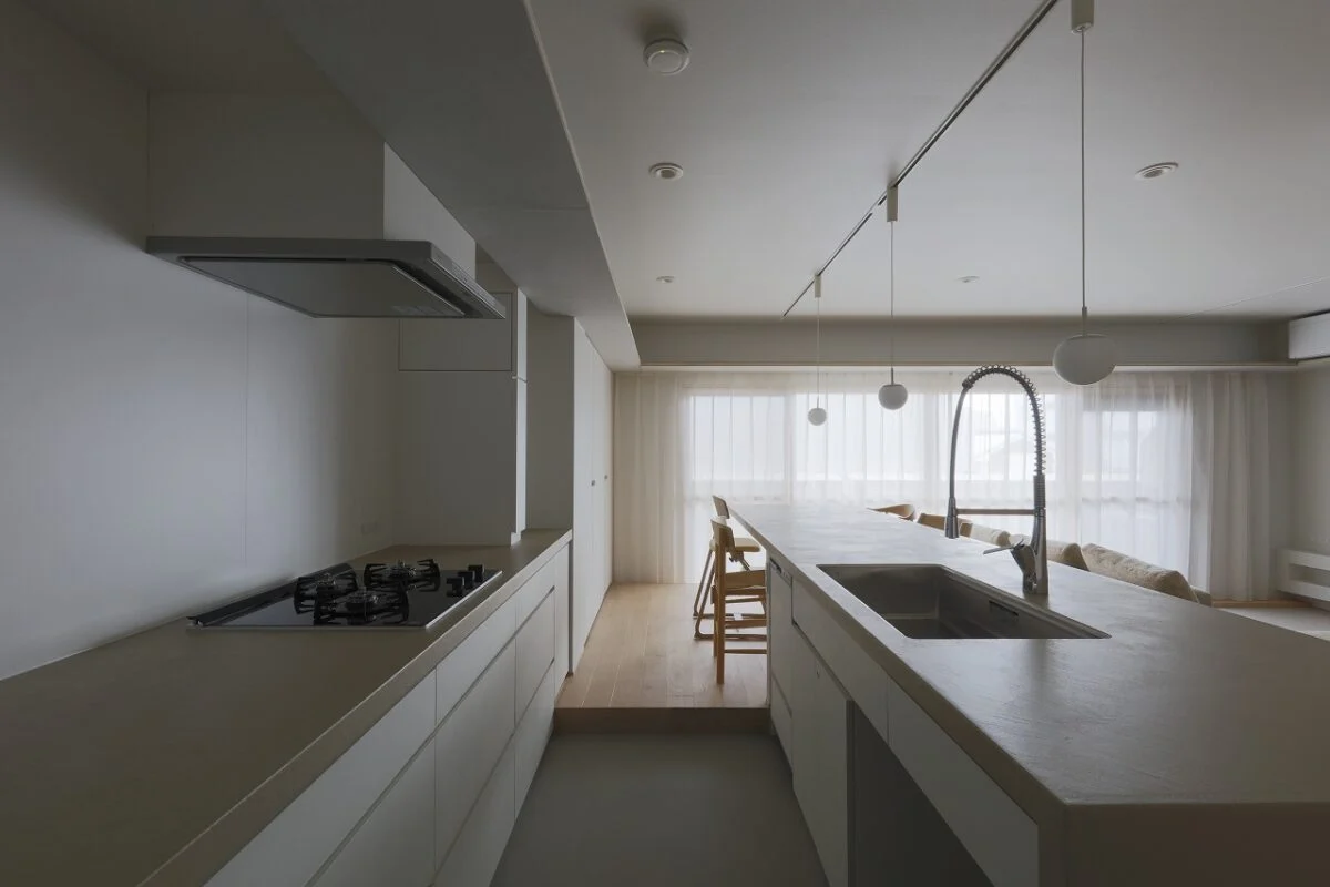 キッチンからダイニング、リビングを見る。キッチンの動線や設備は、以前の住まいで奥さまの動きを観察して決めたという池田さん。電化製品の配置も計算し、奥さまだけでなく、家族全員にとって使いやすい。造作したおかげで、空間に馴染む、家具のような佇まいのキッチンができた