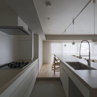キッチンからダイニング、リビングを見る。キッチンの動線や設備は、以前の住まいで奥さまの動きを観察して決めたという池田さん。電化製品の配置も計算し、奥さまだけでなく、家族全員にとって使いやすい。造作したおかげで、空間に馴染む、家具のような佇まいのキッチンができた