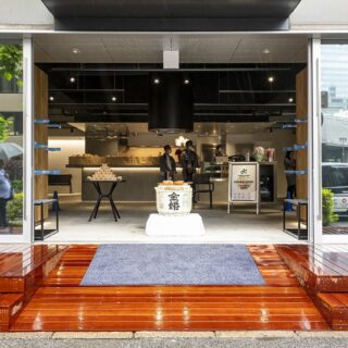 竣工した2023年5月には、コロナ禍を経て4年ぶりに神田祭が開催された。廣瀬家は3代目が名誉総代、4代目が総代を務めていることから、神さまにお供え物を献ずる「献饌の儀」は『廣瀬與兵衛商店』の前で実施。地域の方々が大勢集まり、賑わった