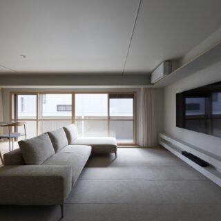 リビングはカーペット敷き。右に見える壁掛けテレビの下も一面を収納棚とし、片付けやすい環境をつくった。お子さまのおもちゃを置くなど活用の幅は広いのだとか。お子さまの遊び場でもあるリビング。カーペットが汚れたときは張り替えればいいという気楽さにも魅力がある