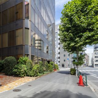 改修前のビル。外から中の様子がわからない閉じた印象のオフィスビルだったが、1階にオープンな造りの『廣瀬與兵衛商店』が誕生し、印象が一変した