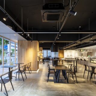 建物を支える構造の大きな柱は天然木で覆い、空間に木の表情をプラス。「神田にゆかりのあるグッズ展示などに使っていただけたら」と、モノをディスプレーできる棚も造作した