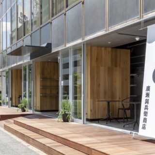 改修後は、古き良き「江戸」を想起させる大きなのれんがお出迎え。店名から「よ」の一字を取ってデザインしたロゴマークは、水間さんがデザイナーと組んで提案したもの。紐を結んだような形には「人と人をつなぐ」などの意味が込められている