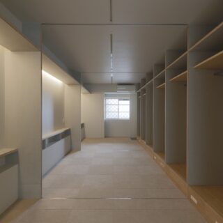 ３つの個室。画像左、垂直に壁面が交差する部分で仕切ることができる。自在に変化する空間の一部を子ども部屋としても活用する、という発想。最奥の部屋は玄関から直接入退室でき、間の部屋にも廊下からアクセスできるため、仕切り方によって使い方が制限されることはない