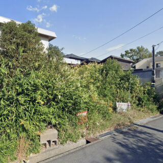 元の家は、前面道路より1.2ｍほど高い敷地に建っていた。長らく放置されていたため雑草が生い茂る状態でもあった。