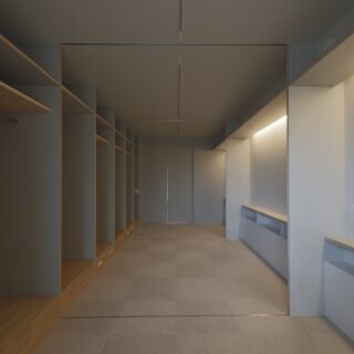 玄関側からリビング側に向かって3つの個室を見る。リビング側の仕切り戸を閉じた状態。パイプハンガーも備えた十分な容量の収納棚（左）、簀の子とマットレスを設置すればヘッドボードにもなる棚（右）を造り付け、あらたに家具を入れる必要をなくした