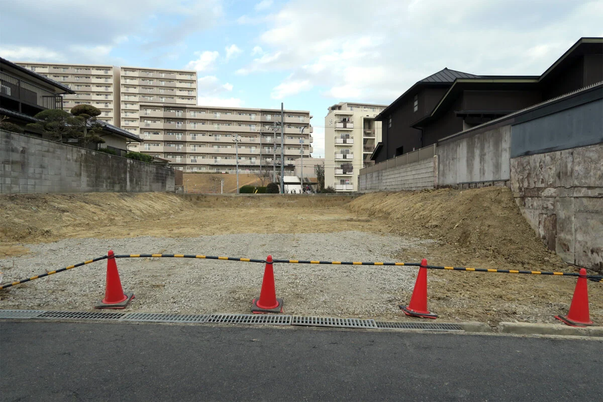 前面道路と同じ高さまで、地面を掘り下げ造成した様子。この後、掘り下げた部分の擁壁を施工した。
