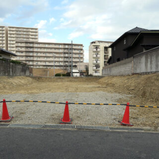 前面道路と同じ高さまで、地面を掘り下げ造成した様子。この後、掘り下げた部分の擁壁を施工した。
