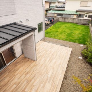 道路から見えない場所に設置された庭と広大なテラス。テラスでは頻繁にバーベキューなどを楽しんでいるそうだ
