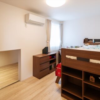 子供部屋。子供部屋の奥には屋根裏収納が配置され、スペースを有効に活用している