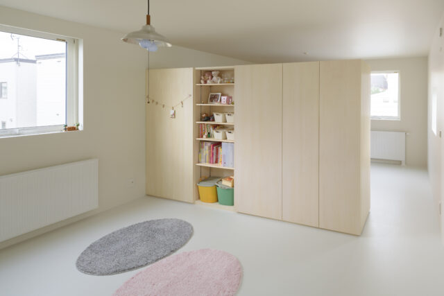 2階子ども室2（手前）1（奥）。収納棚を組み合わせ仕切りとしているが、将来は壁を建てることも可能。白ベースの明るい室内は「家族で選んだ小物などで色を付けていってもらえたら」という思いから計画した
