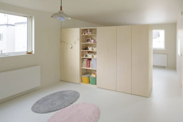 2階子ども室2（手前）1（奥）。収納棚を組み合わせ仕切りとしているが、将来は壁を建てることも可能。白ベースの明るい室内は「家族で選んだ小物などで色を付けていってもらえたら」という思いから計画した
