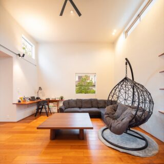 リビング。北向きのハイサイドライトと正面の窓からは、庭に植えられた木が見えるように計算されている