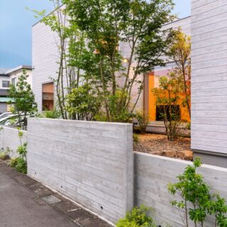 ダイニング側の擁壁。高さと道路からの距離をあえて変えることで、圧迫感を感じないように計算されている