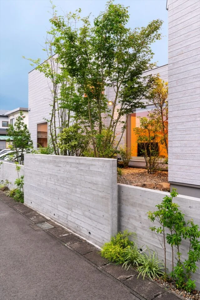 ダイニング側の擁壁。高さと道路からの距離をあえて変えることで、圧迫感を感じないように計算されている