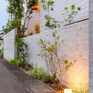 外壁を照らす照明も、建物とセットで考えられている。このため、一体感を強く感じることができる
