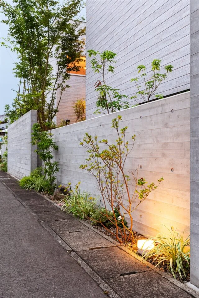 外壁を照らす照明も、建物とセットで考えられている。このため、一体感を強く感じることができる
