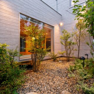 ダイニング前の庭。窓の下端まで地面が高くなっている。そのため、基礎は窓の下端まで上げられている