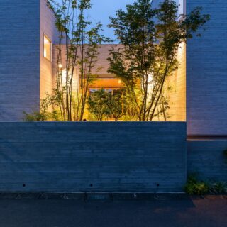 ダイニング前の外観。庭の照明は、上下から植栽の見え方や陰影を計算して設置されている
