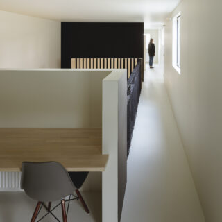 ホールから2階を見渡す。最奥には子ども部屋。仕切り戸は設けず、見えづらい配置によりプライバシーを確保
