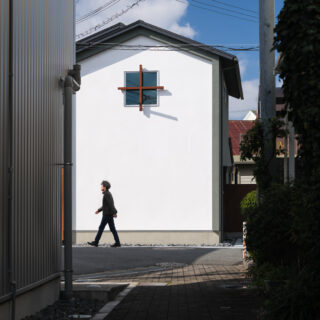 外壁は漆喰を採用した。アクセントとして周囲を一段高くし、シックなグリーンで囲っている