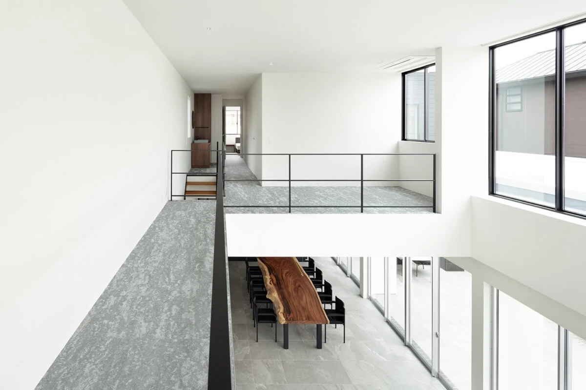 吹き抜けに面したホールは、5.4畳もあり多目的に使えるスペース。