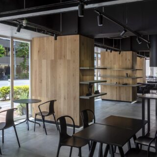 空間のデザイン性を高める工夫も細やか。天井際のダクトや配線類はスチールのパンチングメタル（有孔の金属板）で覆ってすっきりさせた。また、パンチングメタルの位置は窓の上辺と揃え、天井まで窓があるかのような開放感を演出。柱は天然木でカバーし、インテリアのポイントに