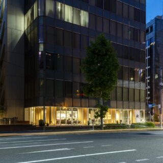 夜の外観。神田の街の一角に温かみのある明かりが灯り、歩いていても、車で通り過ぎても「何だろう？」と気になってしまう