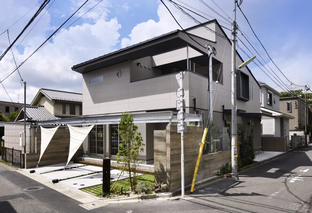 きらめく滝と、北欧ナチュラルな住空間 注目のグリーンインフラ「雨庭」のある家