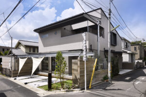 きらめく滝と、北欧ナチュラルな住空間 注目のグリーンインフラ「雨庭」のある家