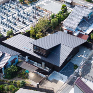 新築でありながらずっと前からここにあったかのように佇むU邸。敷地南墓地のため、塀で視線を遮る必要があったものの、光が入ってくる絶好の土地だった。
