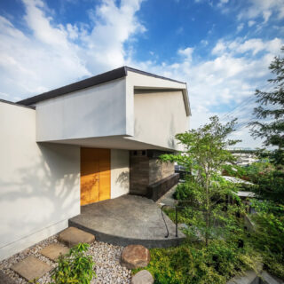 メインエントランス。切妻屋根のデザインもユニークな外観は、モダンかつ落ち着いた雰囲気
