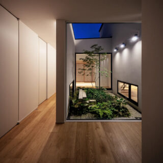 光庭（画像右）。移動時に常に目に入る庭のため、ひとつのアートのようにも見える設えとした
