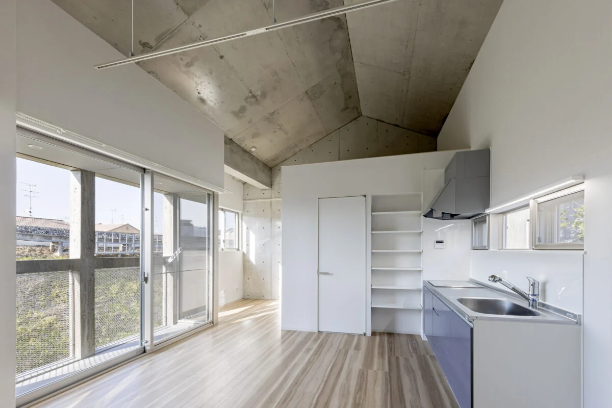 線路側２階のＨタイプの部屋は光あふれる開放的空間。屋根勾配を活かしたロフトつき。
